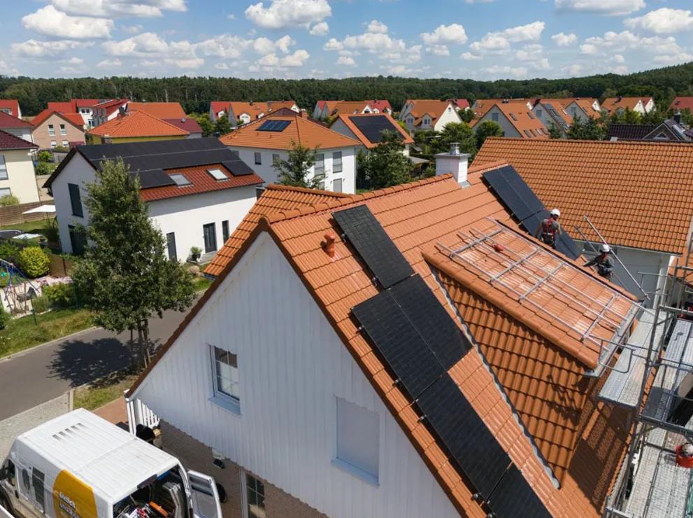  ドイツのルーフトップ太陽光発電システムの様子_　みずほリース、ドイツの住宅用ルーフトップ太陽光発電事業に参画　