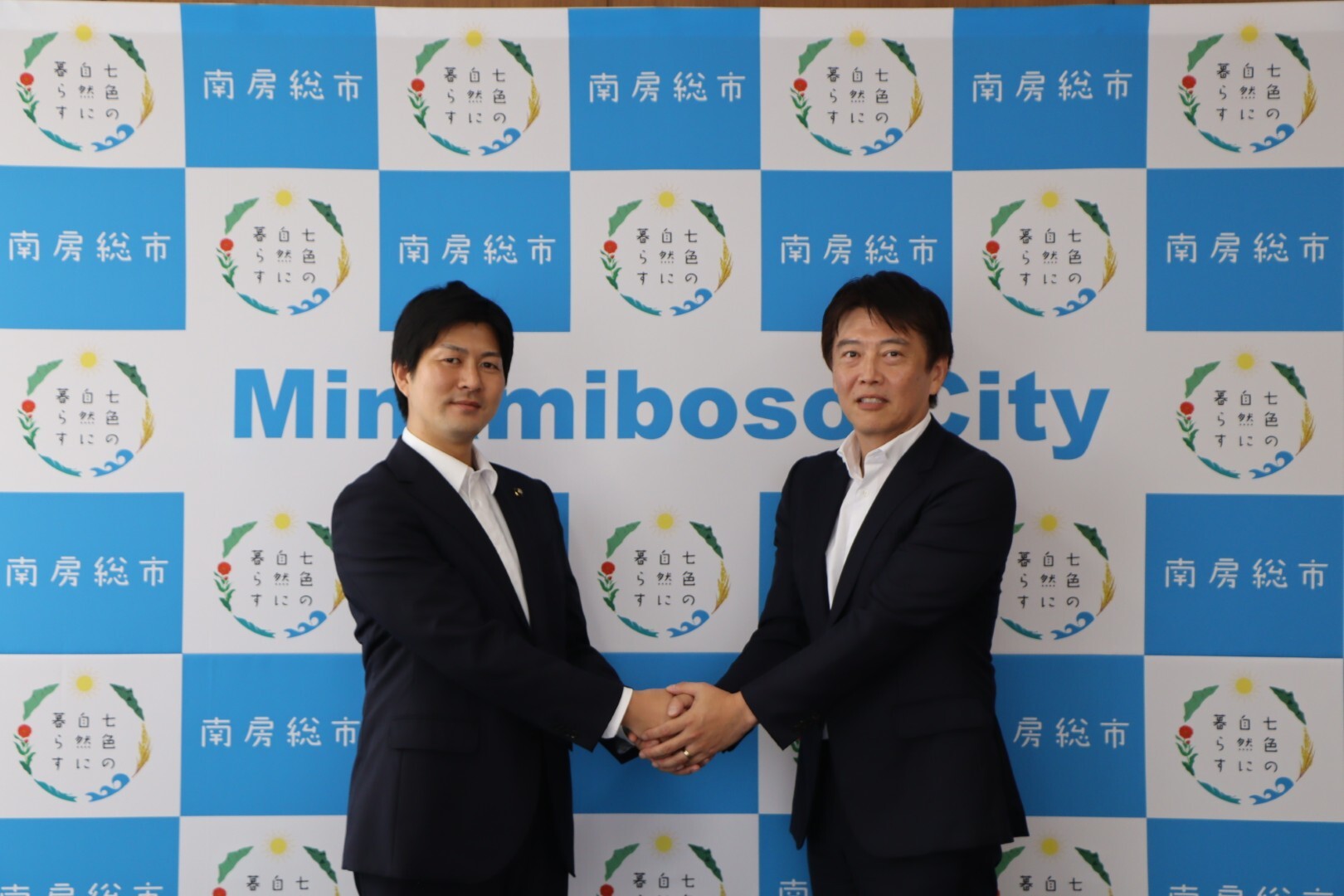 渡辺秀和市長（左）とエネウィル執行役員 兼新会社の代表取締役榊??田剛社長（右）_　南房総市、地域エネルギー会社を設立　ゼロカーボンシティ実現に向け公共施設に電力供給　