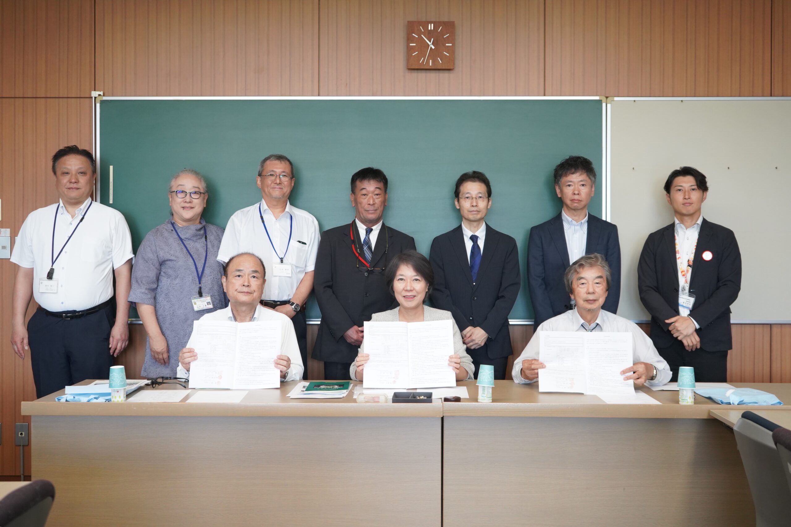 調印式の様子_　アマニ油の新用途開発へ　羽衣国際大学など３者が共同研究協定を締結　