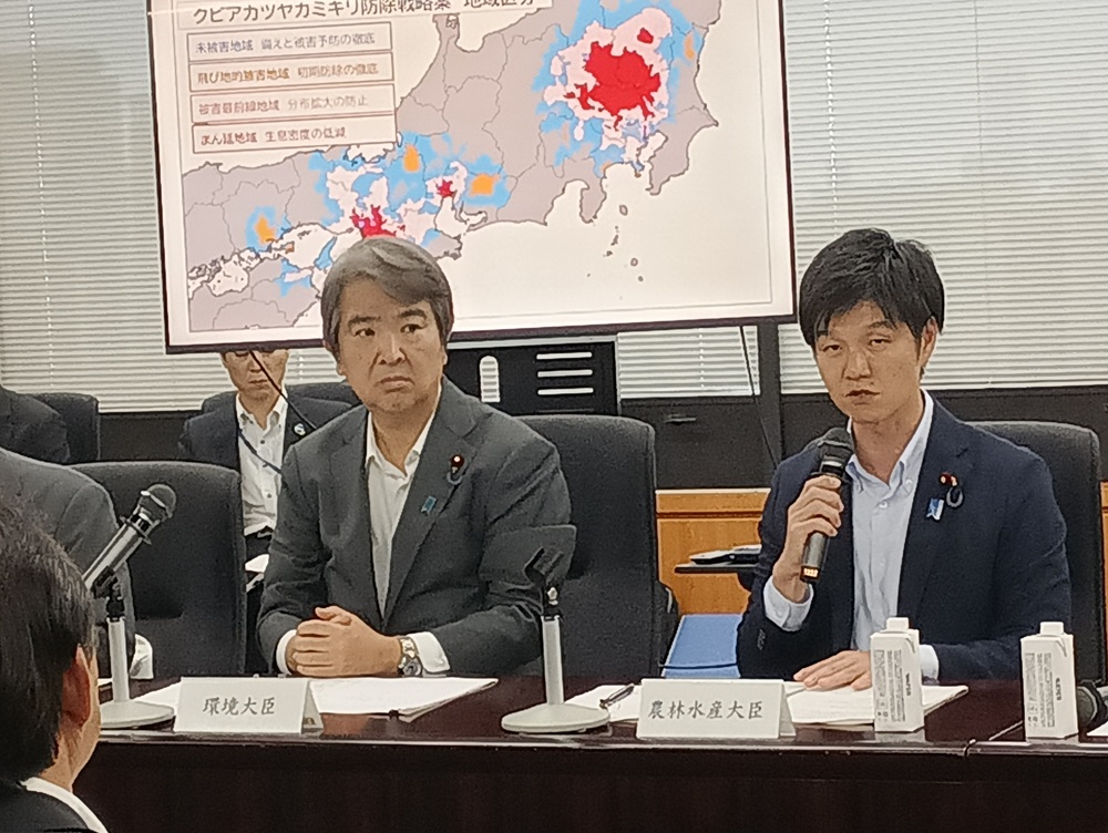 石原環境相（左）と鈴木農水相